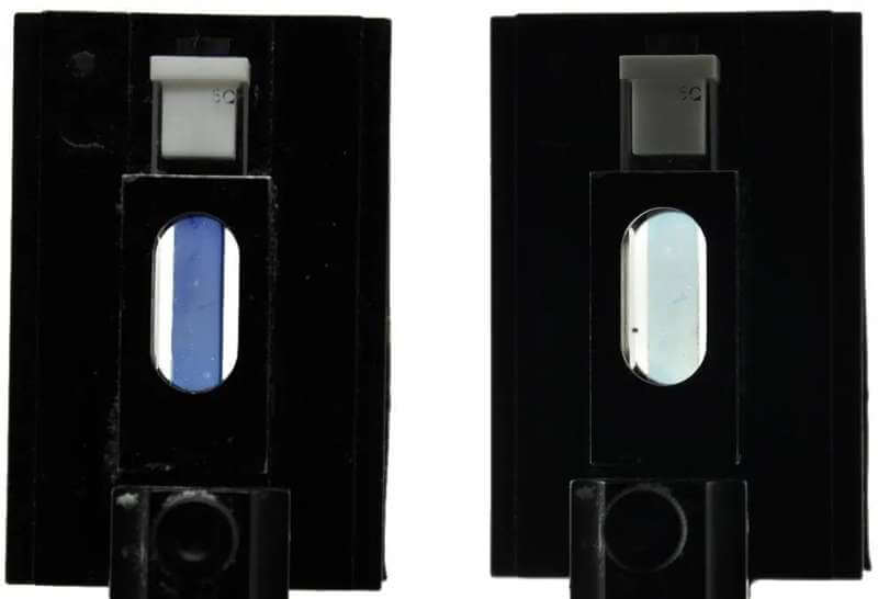 اليسار: شريط مزرق وشبه شفاف من بوليمر PEDOT قبل خطوة المعالجة النهائية؛ على اليمين: بوليمر PEDOT(OH) المرن والشفاف بعد الخطوة الأخيرة. [مجاملة: جيمس بوندر]