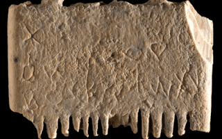 מסרק כנעני עם הכתובת הכנענית העתיקה ביותר התגלה בתל לכיש. צילום באדיבות האוניברסיטה העברית 