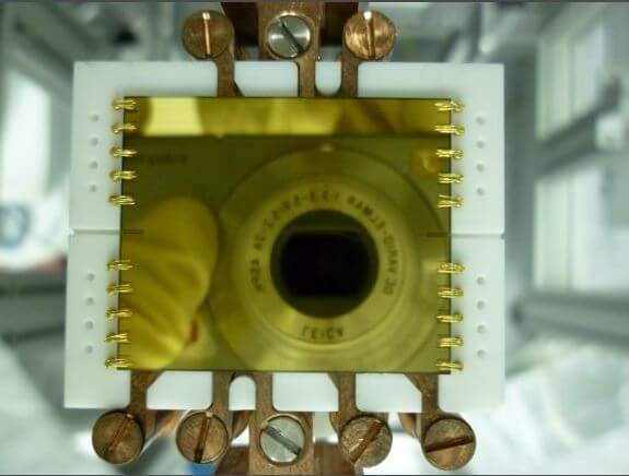 A sealed chip used to create a magnet-based informer. Photo: Prof. Ron Polman's laboratory, Ben Gurion University