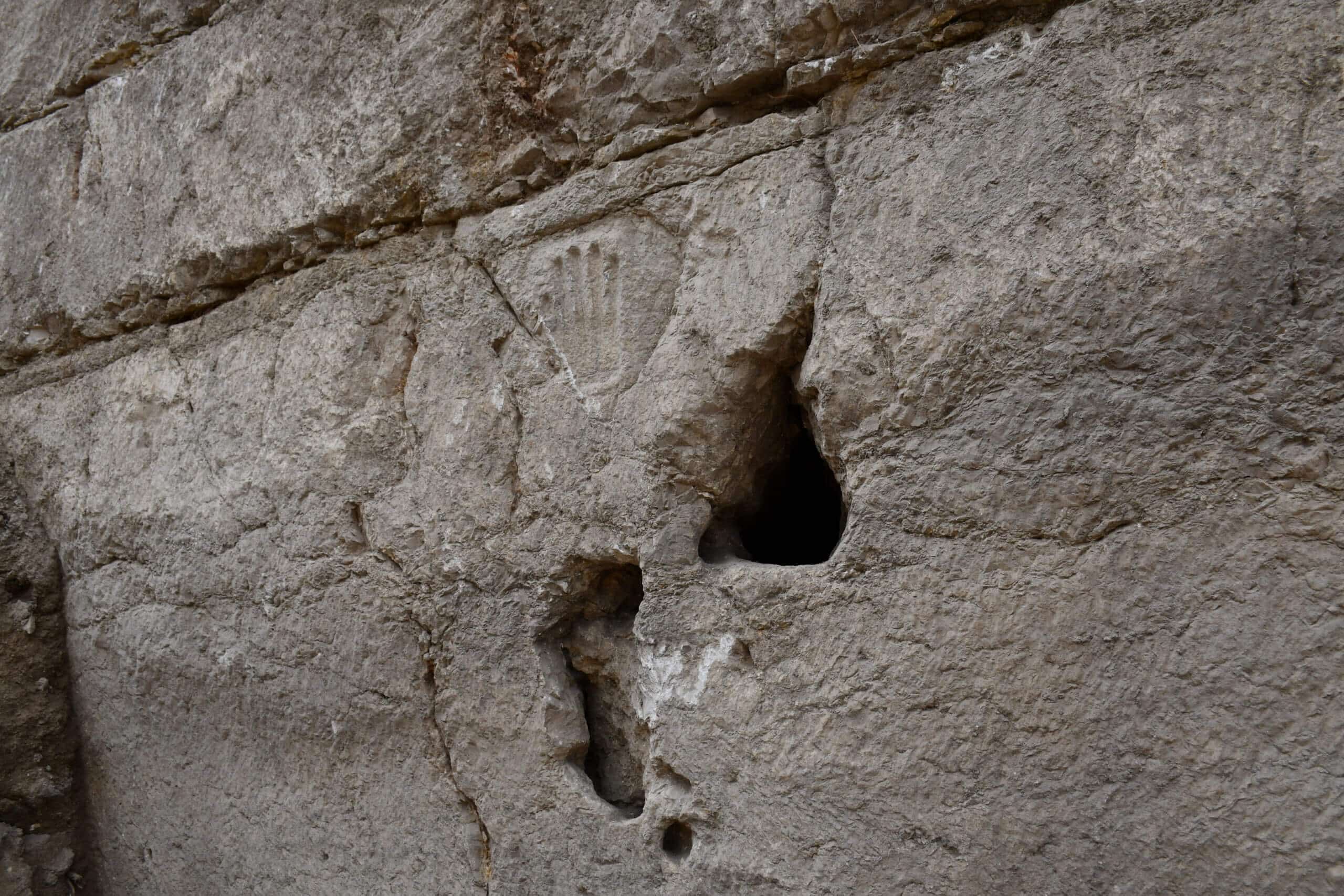 اليد المنحوتة في جدار الخندق. تصوير يولي شوارتز، هيئة الآثار