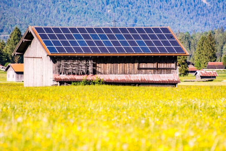 A barn whose roof is covered with solar panels. Now it will also be possible to place them over agricultural fields. Illustration: depositphotos.com