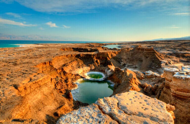 A sinkhole not far from Ein Gedi on the shores of the Dead Sea. Illustration: depositphotos.com