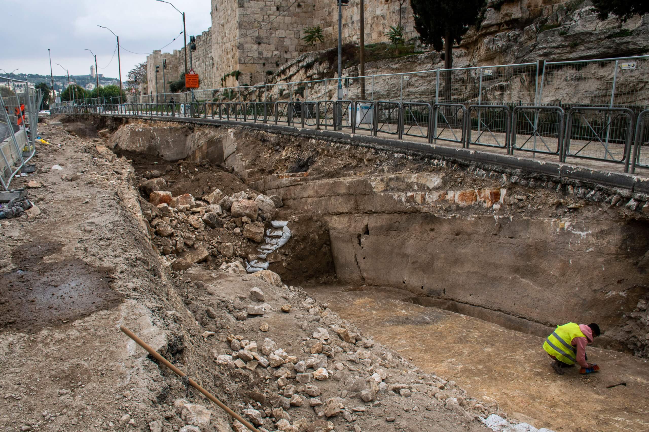 The excavation on Sultan Suleiman Street. Photo: Yuli Schwartz, Antiquities Authority
