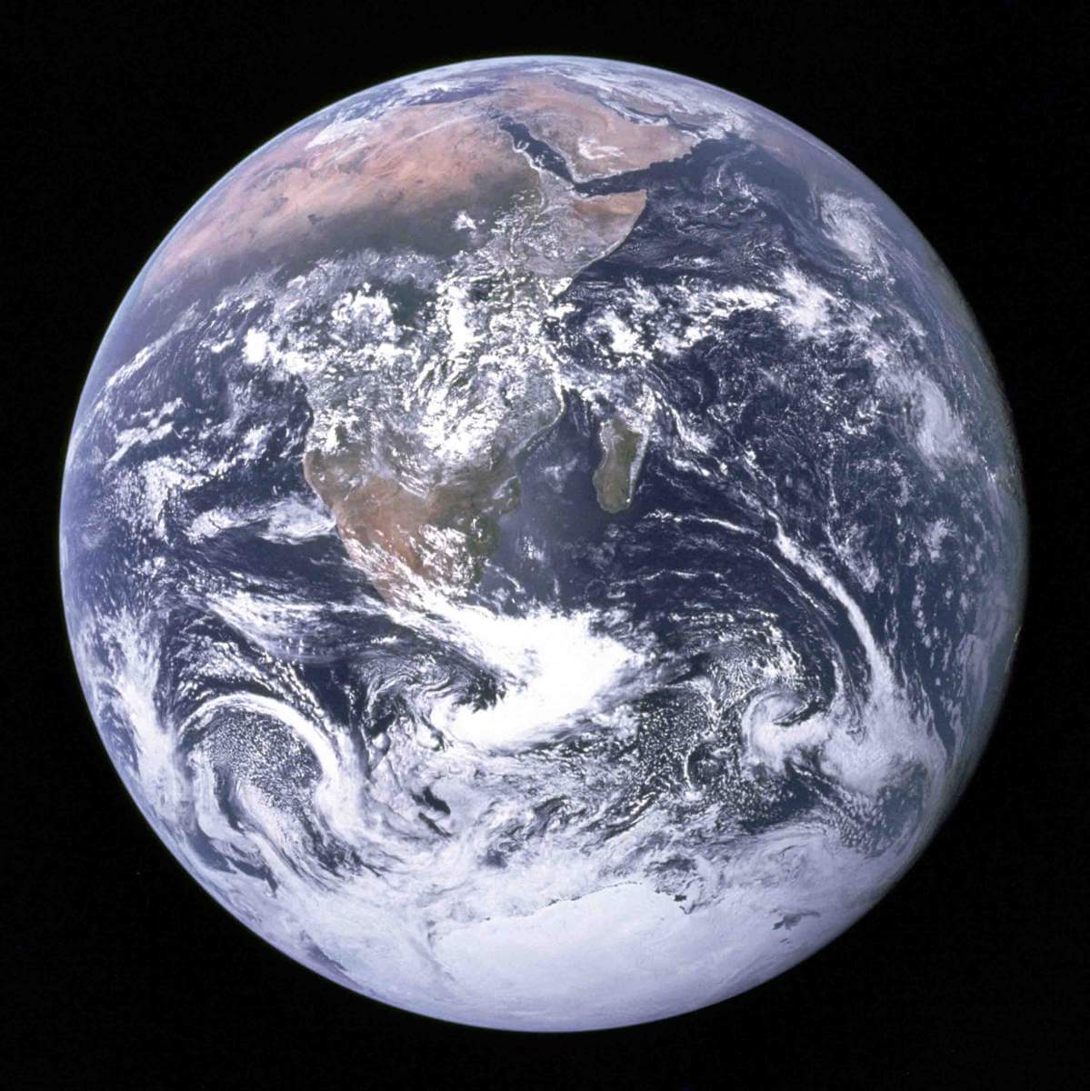 תצלום איקוני של כדור-הארץ שצולם ב-7 בדצמבר-1972 על-ידי הצוות של משימת החלל אפולו 17. שני חצאי הכדור – הצפוני והדרומי – נראים בהירים באותה המידה. מקור: נאס"א
