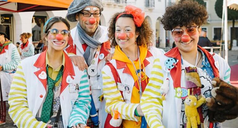 The medical clowns contribute to the achievement of medical therapeutic goals (photo: Dream Doctors Association, clowns in the medical service)