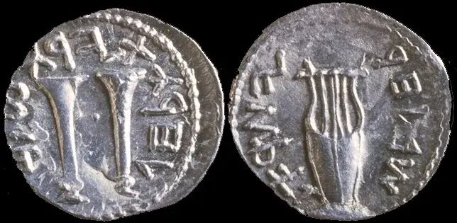 אחד מטבעות בר כוכבא הנושא טיבוע של חצוצרות, כינורות ונבלים. מתוך ויקיפדיה