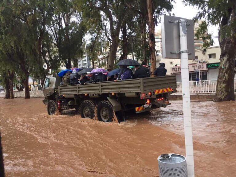בחורפים האחרונים כולנו חזינו בתמונות של רחובות מוצפים ומכוניות שקועות במים. משאית צבאית מסיעה אזרחים שנלכדו בעקבות השטפונות בנהריה, ינואר 2020. צילום: IDF Spokesperson's Unit, CC BY-SA 3.0