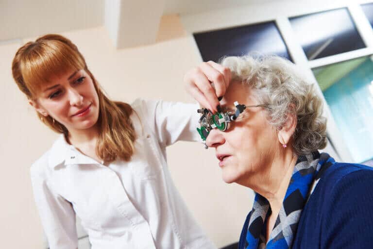 Checking the fit of glasses for an elderly woman. Illustration: depositphotos.com
