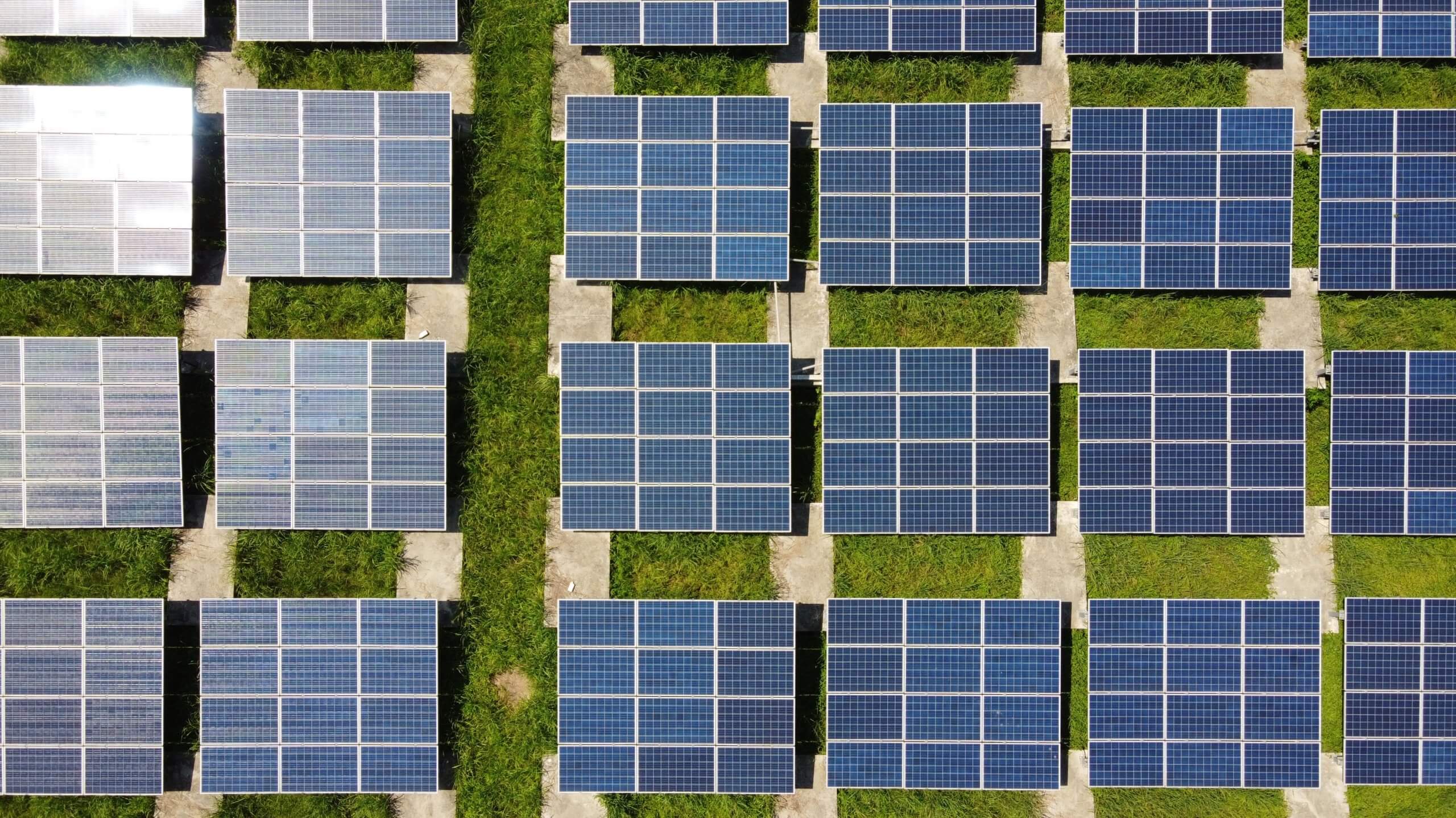 وفي عام 2015، حققت إسرائيل بالفعل تكافؤًا في الأسعار في بناء البنية التحتية بين الطاقة الشمسية الأرضية والطاقة التقليدية. تصوير أندرس جي على Unsplash