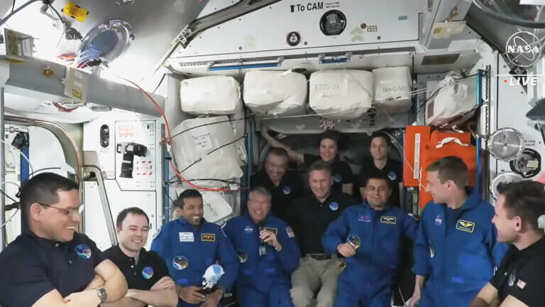 קבלת פנים לצוות השישי המשותף לנאסא ולספייס אקס על ידי שאר חברי הצוות ה-68 של תחנת החלל הבינלאומית, 3 בפברואר 2023. צילום: נאס"א