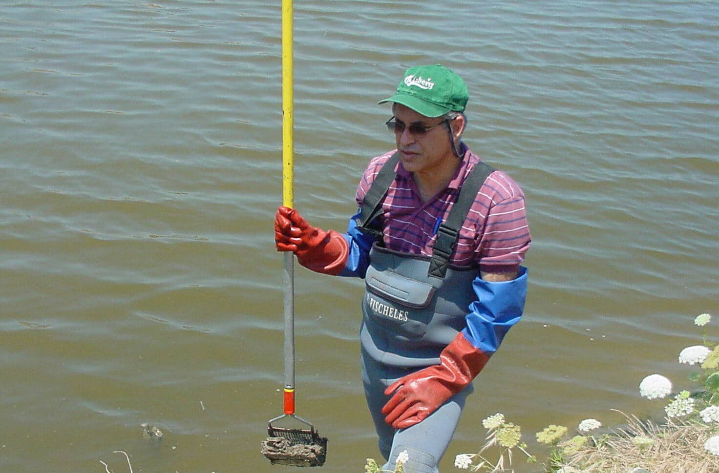 Gazit was very involved in preventing the pollution of the streams. Prof. Avital Gazit during toxic mud sampling in Nahal Kishon. Photography: Yaron Hershkovitz