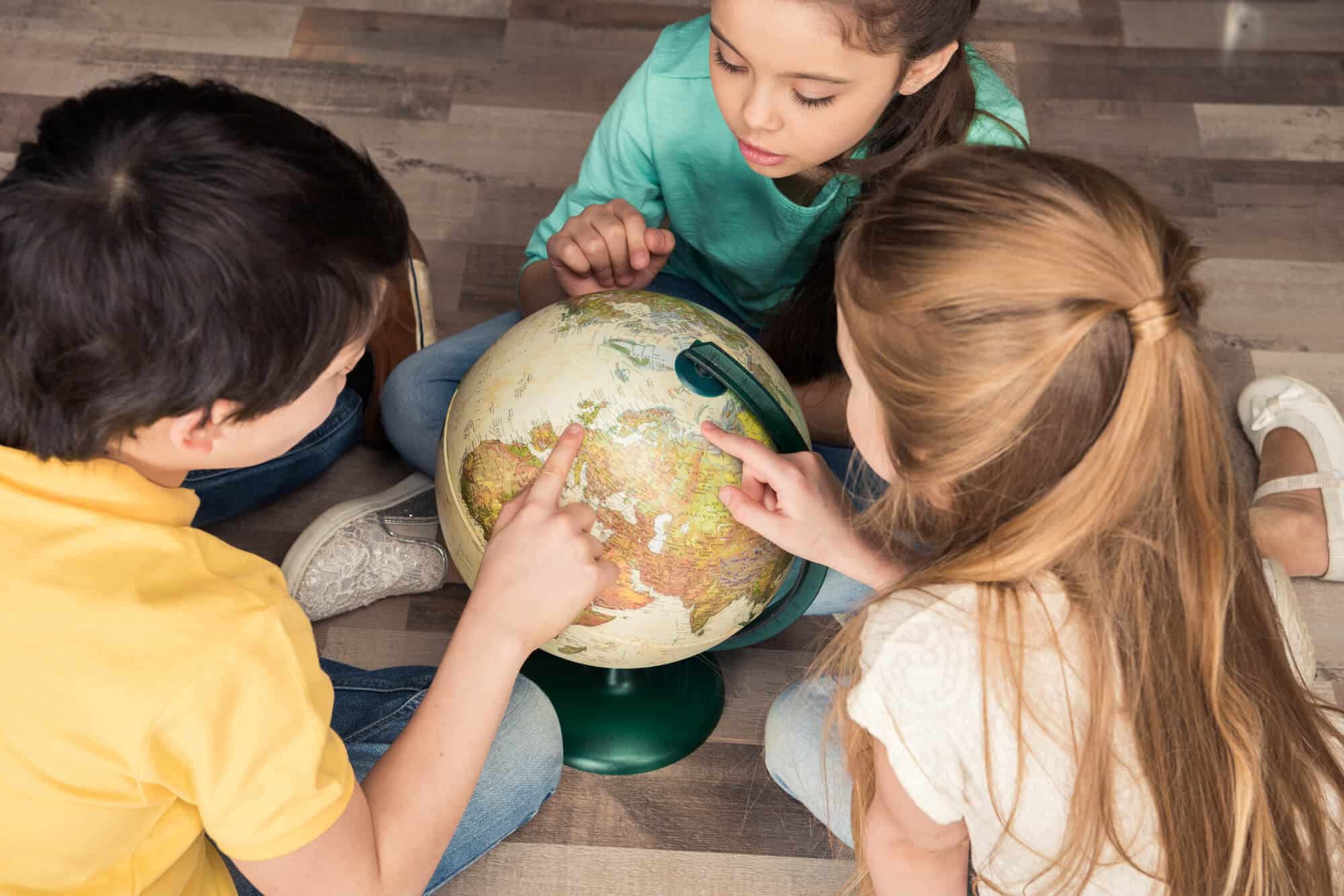 Children explore the globe. Illustration: depositphotos.com