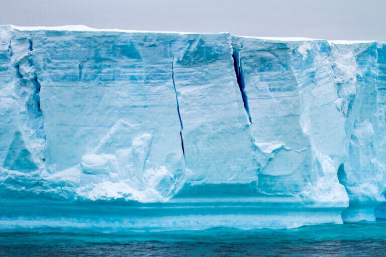 نهر جليدي في شبه جزيرة أنتاركتيكا، منطقة جزر بالمر. الرسم التوضيحي: موقع Depositphotos.com