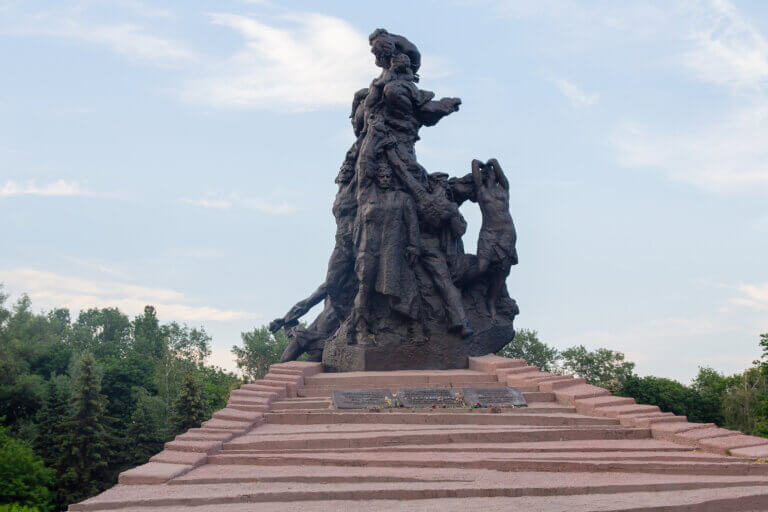 نصب تذكاري لضحايا مذبحة بابي يار، كييف. الرسم التوضيحي: موقع Depositphotos.com