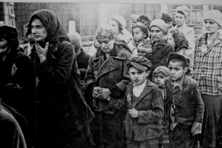 إرسال اليهود من أحد الأحياء اليهودية في بولندا إلى أوشفيتز. الرسم التوضيحي: موقع Depositphotos.com