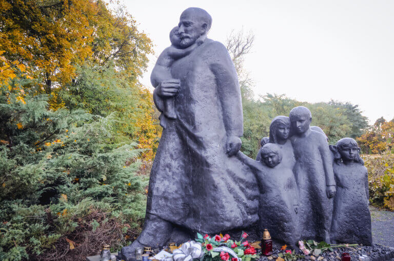 A monument to the memory of Janusz Korczak, who perished in the gas chamber in the Treblinka extermination camp in 1942, together with the children of the Jewish orphanage he ran in the Warsaw ghetto. Illustration: depositphotos.com