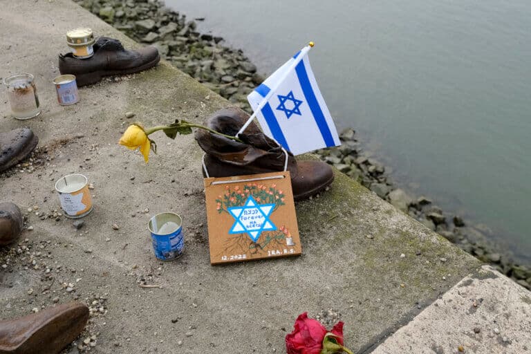 אנדרטת הנעליים על גדות הדנובה בבודפשט מקום בו נרצחו בטביעה יהודי העיר. המחשה: depositphotos.com