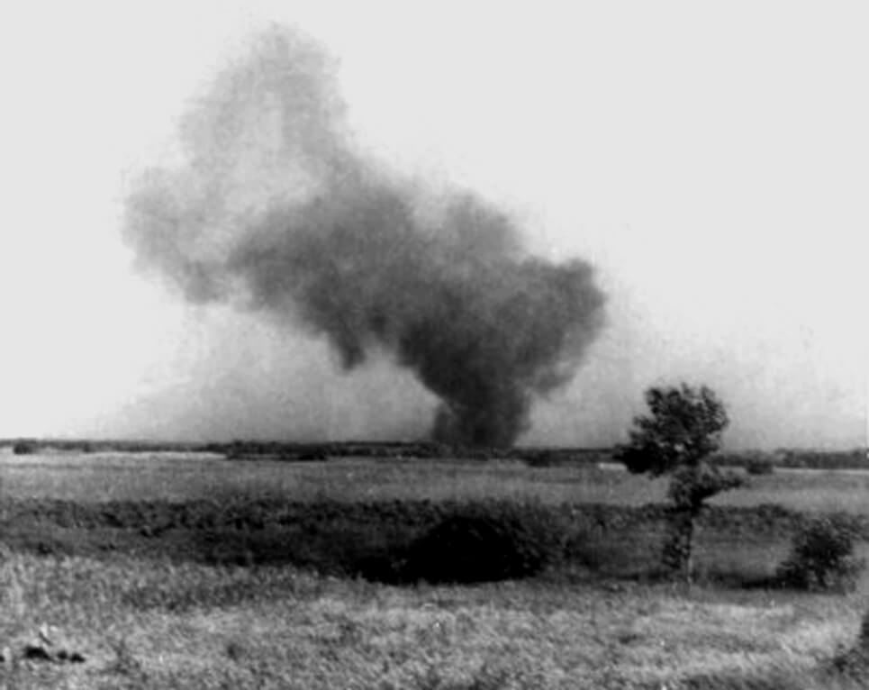 תצלום חשאי של מחנה ההשמדה הבוער טרבלינקה II, שצולם על ידי עד הראייה פרנצ'ישק זובקי במהלך המרד ב-2 באוגוסט 1943.  Franciszek Ząbecki/ויקישיתוף
