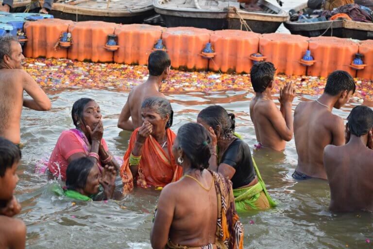 גם הדרכים השונות שבהן ההודים סוגדים לנהר הגנגס מזהמות אותו. צילום: balouriarajesh, Pixabay