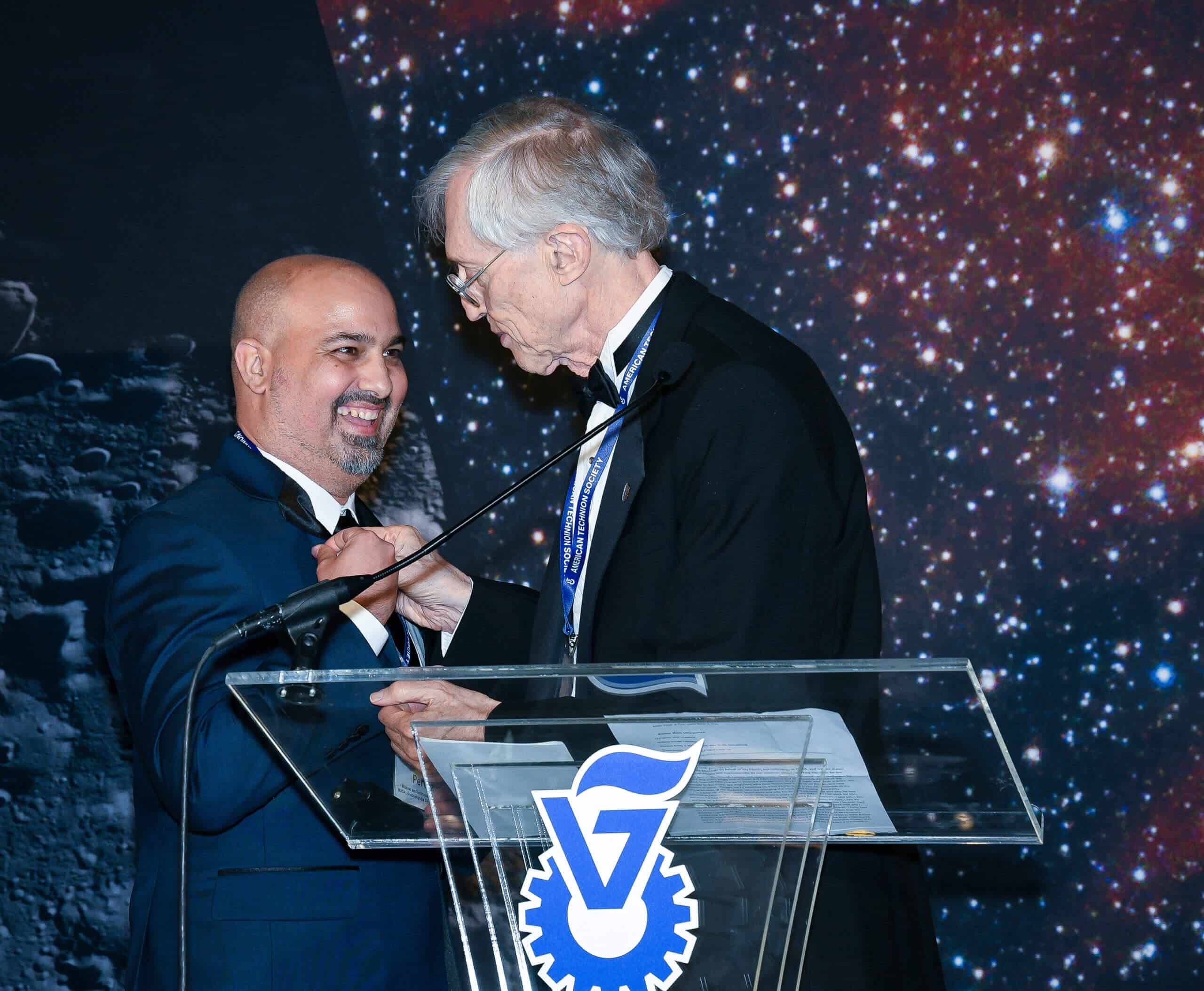 Dr. John Mather (right) presents Dr. Eliad Peretz with the NASA medal for extraordinary achievements at a ceremony of the Friends of the Technion Association in the USA. Photo: Association of Friends of the Technion in the USA (ATS)