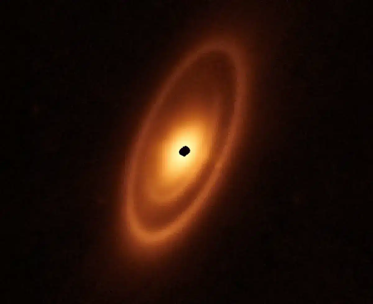 Webb's MIRI instrument took this image of the dust debris disk surrounding Pomelhot. Credit: NASA, ESA, CSA, András Gáspár (University of Arizona), Alyssa Pagan (STScI)