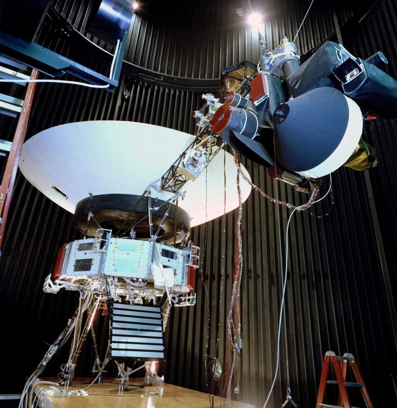 The model of Voyager B on display, in a space simulator at JPL in 1976, was a replica of the twin Voyager space probes launched in 1977. The spacecraft's science instrument arm is pictured on the right. Credit: NASA/JPL-Caltech