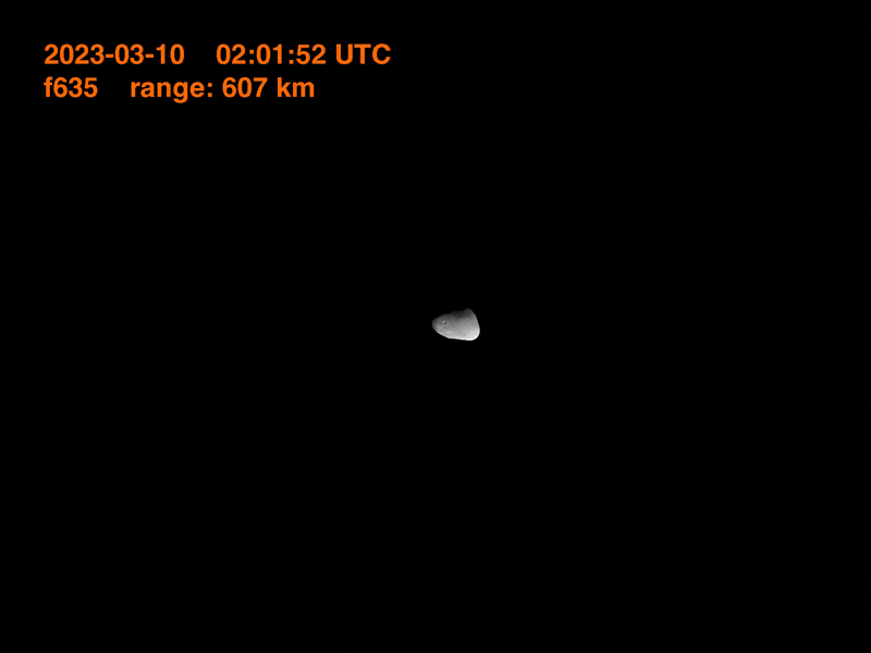 سلسلة صور للقمر ديموس وهو يمر بالقرب من المريخ من مركبة الأمل الفضائية. الصورة: برنامج المريخ لدولة الإمارات العربية المتحدة