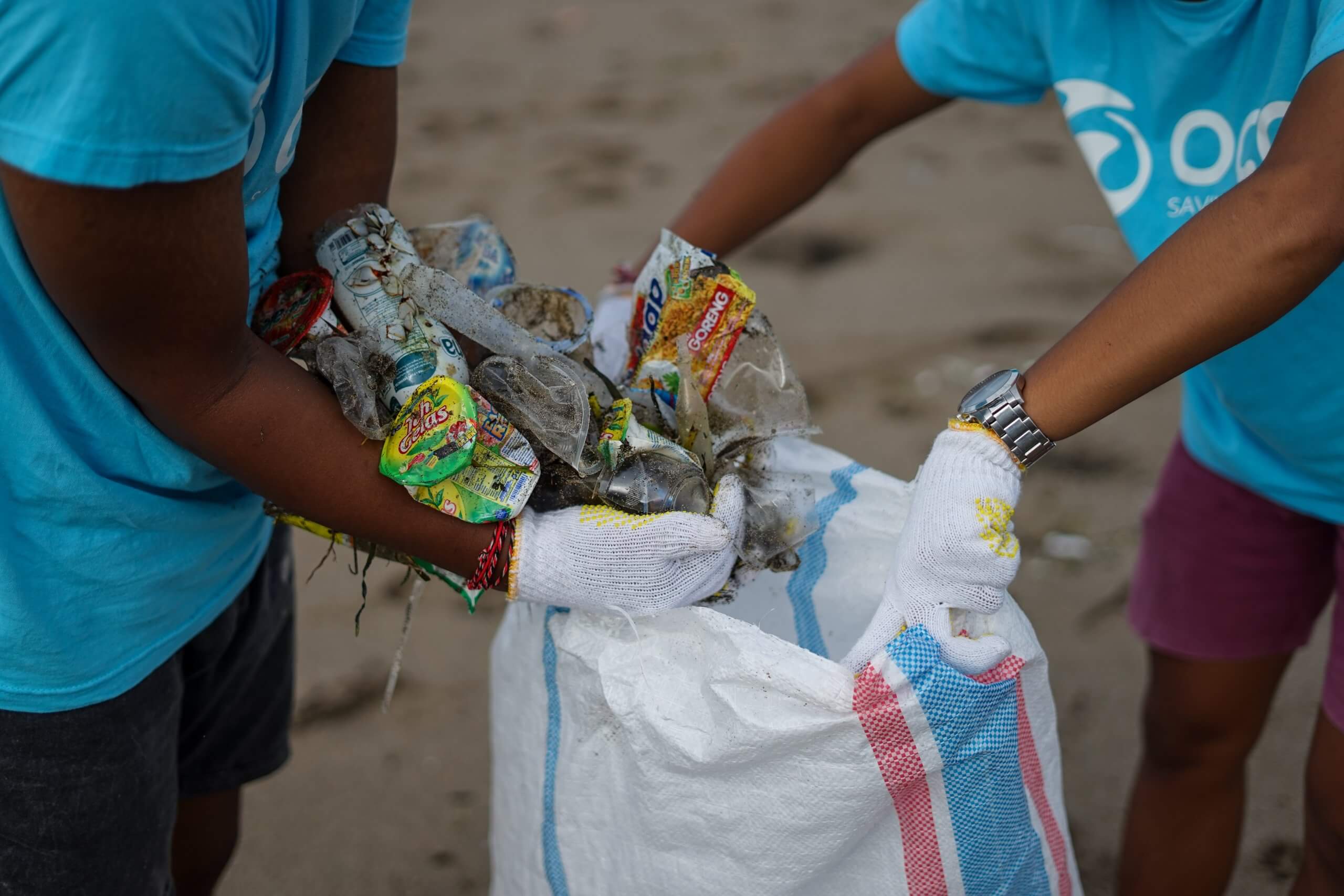"استعمار القمامة" هو مصطلح يصف إلقاء المواد الملوثة من قبل الدول الغنية في الدول الفقيرة. تصوير OCG إنقاذ المحيط على Unsplash