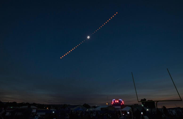 This composite image shows the progress of a total solar eclipse over Madras, Ohio on August 21.8.2017, XNUMX. Credit: Credit: NASA/Aubrey Gemignani