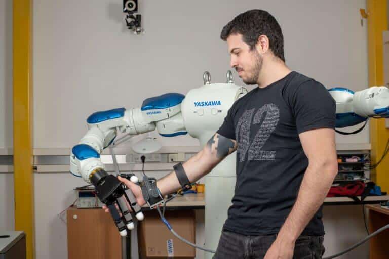 Former student Nadav Kahanovich with the robotic arm. Photo: Yonatan Birnbaum.