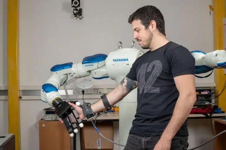הסטודנט לשעבר נדב כהנוביץ’ עם הזרוע הרובוטית. צילום: יונתן בירנבאום.