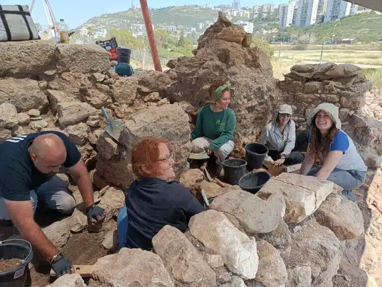 حفريات 2023 في تل شكمونة. تصوير البروفيسور جولان شلوي.