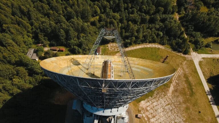 A giant radio telescope. Illustration: depositphotos.com
