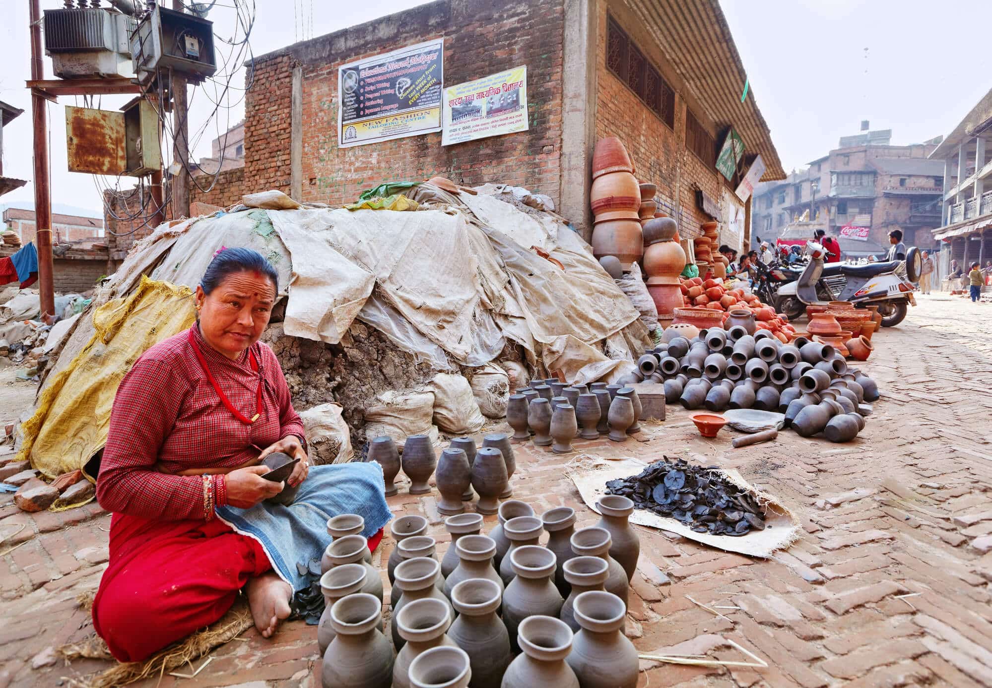 סוחרת כדים בנפאל. <a href="https://depositphotos.com. ">המחשה: depositphotos.com</a>