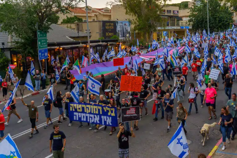 הפגנה של מתנגדי ההפיכה המשטרית בחיפה, 27 במאי 2023. המחשה: depositphotos.com