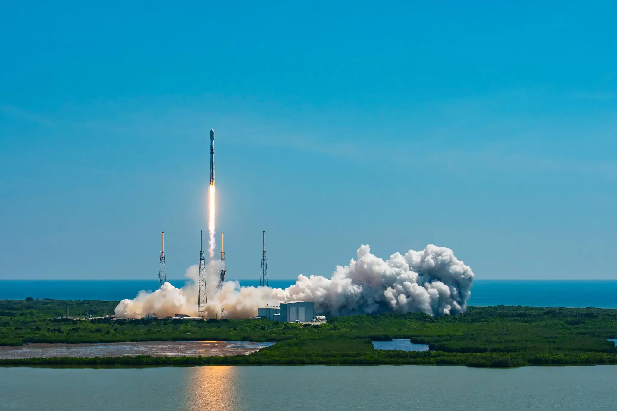 ב-1 ביולי 2023 החללית אוקלידס שוגרה בהצלחה על גבי טיל פלקון 9 של ספייס-X. מטרתה לחקור את המרכיבים המסתוריים של היקום, החומר האפל והאנרגיה האפלה.  קרדיט: Credit: SpaceX