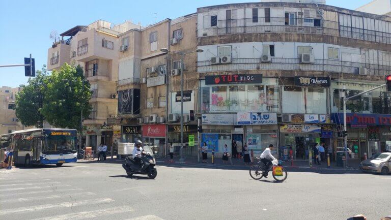 Mixing uses of commerce, public buildings and residences in an ultra-Orthodox city. Photo: Hadas Meir, as part of the sustainability and urban economy course of the Tel Hai Academic College