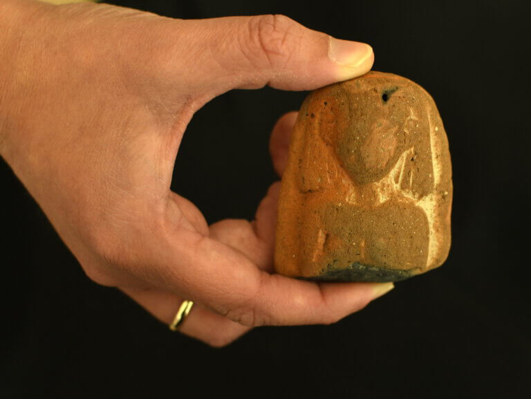 Hathor figurine found on the beach. Photo by Yuli Schwartz, Antiquities Authority