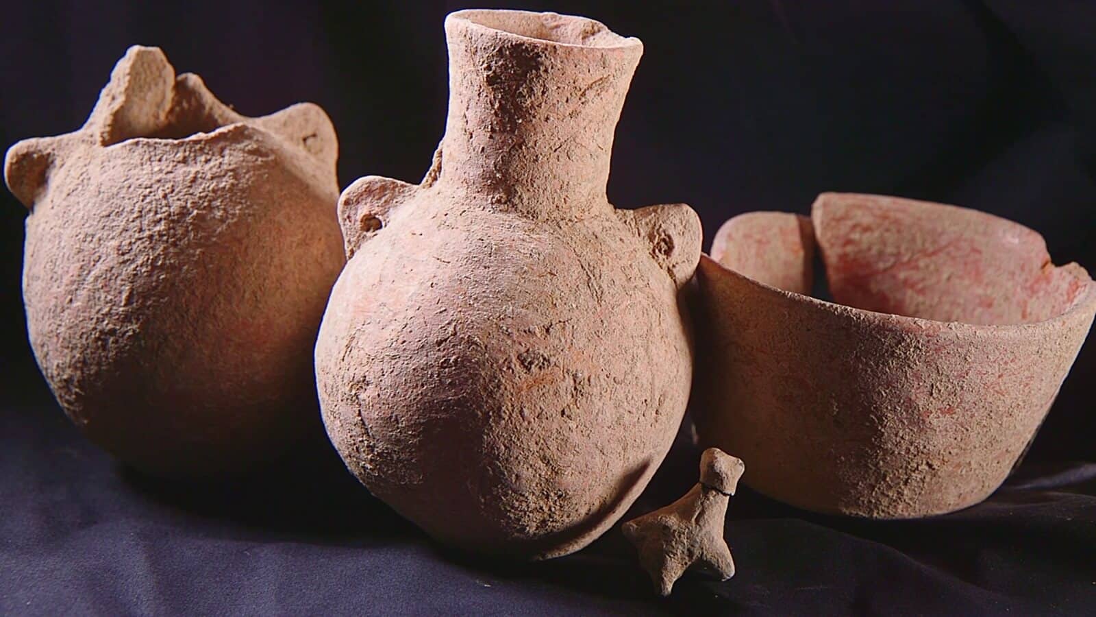 כלים שנמצאו בשלמותם באתר. צילום אמיל אלגם רשות העתיקות