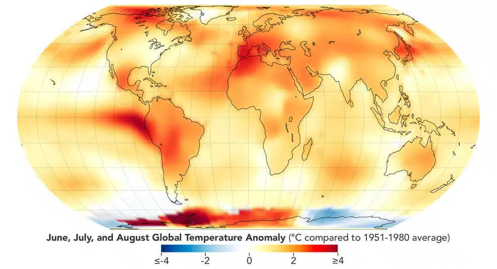 מפה זו מתארת את אנומליות הטמפרטורות הגלובליות עבור הקיץ המטאורולוגי ב-2023 (יוני, יולי ואוגוסט). היא מראה כמה יותר חם או קריר היו אזורים שונים בכדור הארץ בהשוואה לממוצע הבסיסי מ-1951 עד 1980: NASA Earth Observatory/Lauren Dauphin