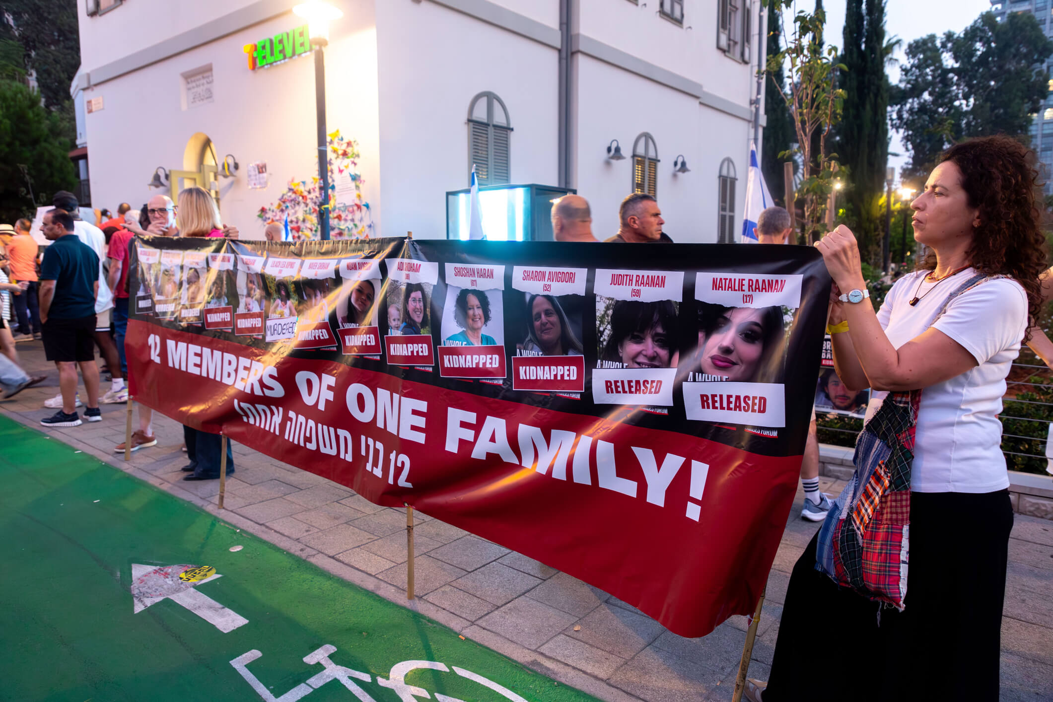 Tel Aviv, October 28, 2023 - Israeli citizens demonstrate in solidarity with the families of the abductees. Kaplan Street, Tel Aviv. Photo 295351132 © Engin Korkmaz | Dreamstime.com