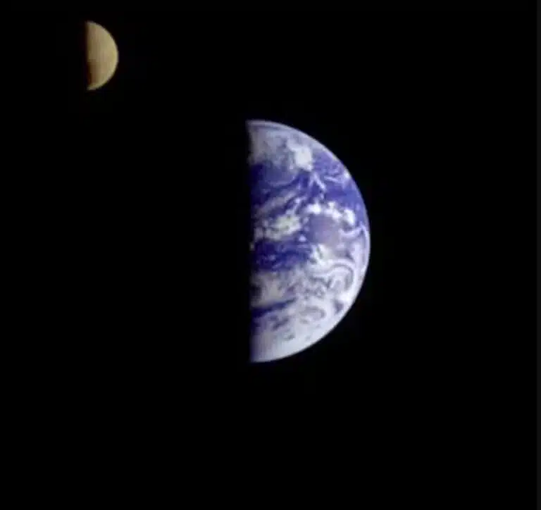 צילום של כדור הארץ והירח בידי החללית גלילאו. צילום: נאס"א