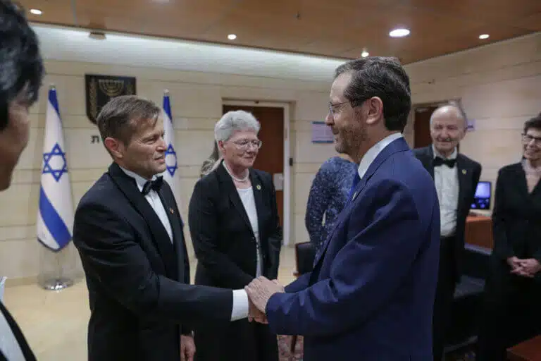 من اليسار، البروفيسور فرانز كراوس، والبروفيسور آن لولييه خلال حفل استلام جائزة وولف من رئيس إسرائيل يتسحاق هرتسوغ. الصورة مجاملة من مؤسسة وولف