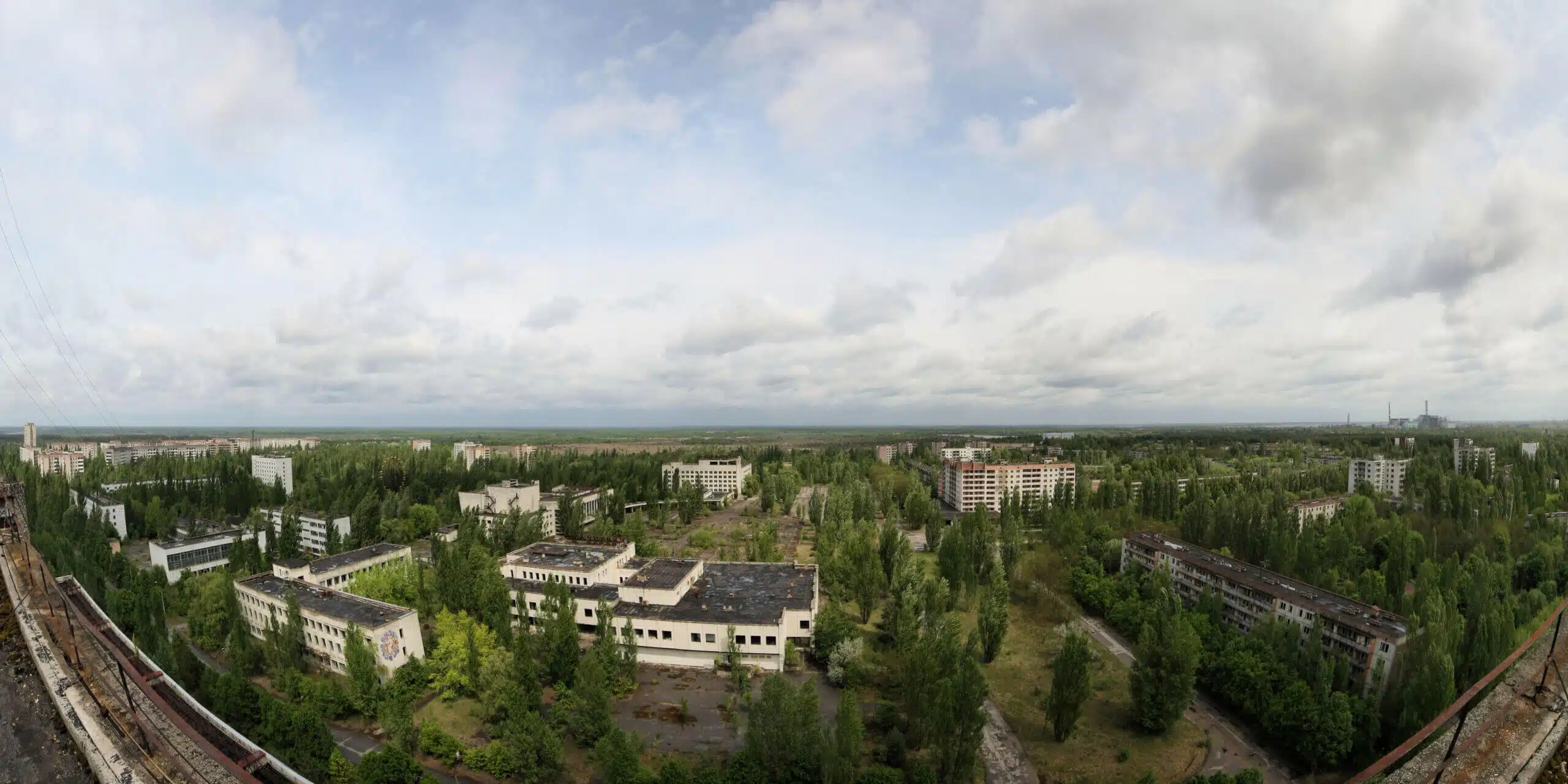 During the years that have passed since the disaster the plant woke up in it. Pripyat, photo: Matti Paavonen, CC BY-SA 3.0