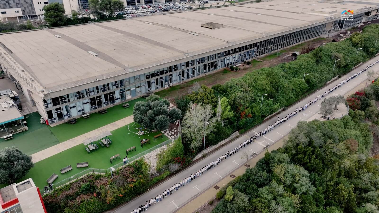 A human chain of 239 people carrying the pictures of the abductees. Photo: Haifa University Spokesperson