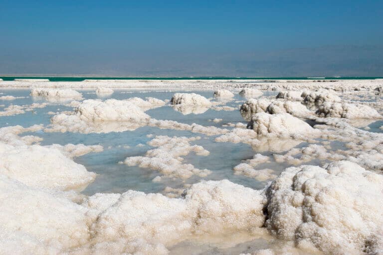 The drying up of the Dead Sea, one of the results of the climate crisis. Illustration: depositphotos.com