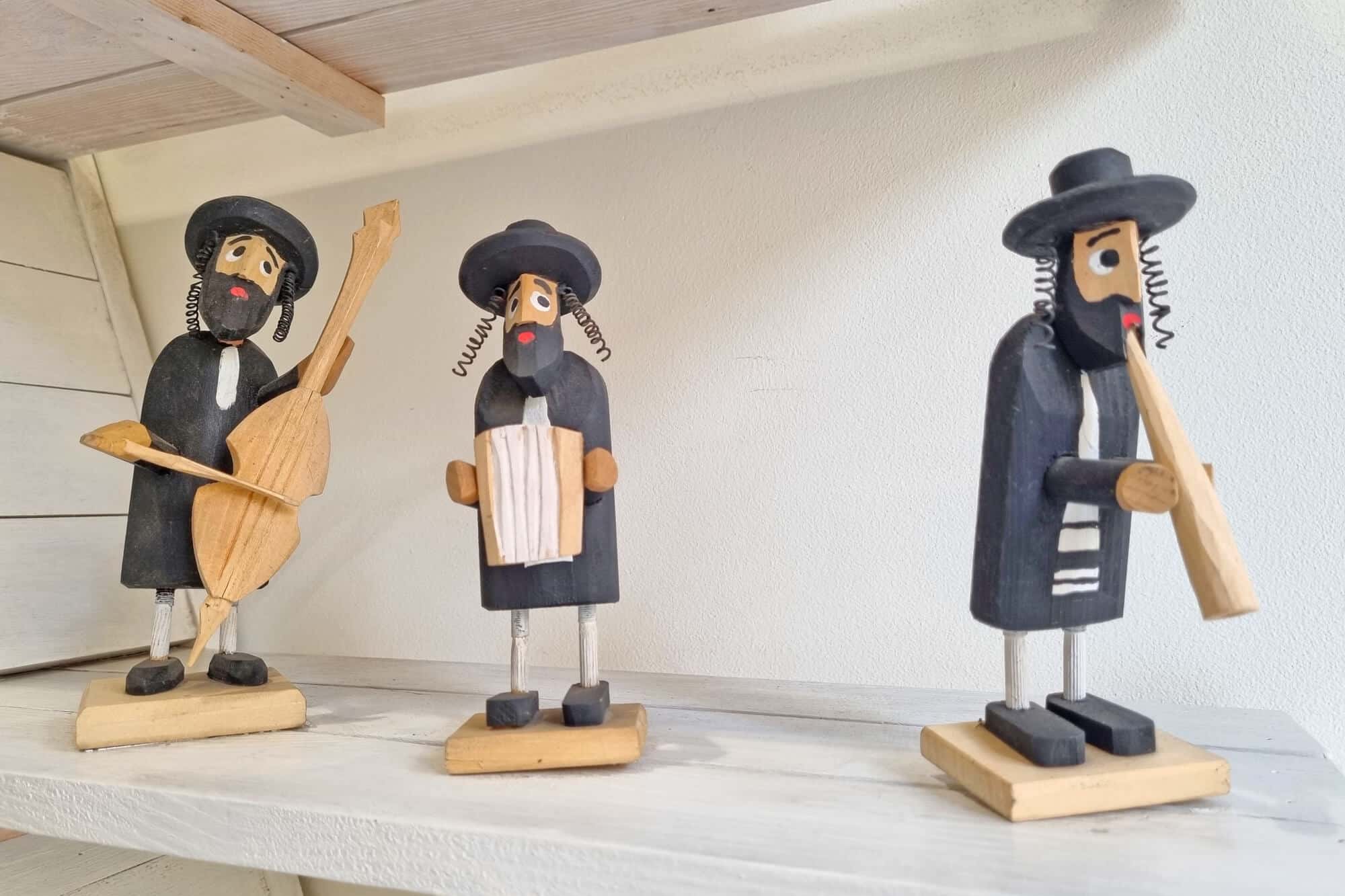 דמויות עץ המתארות להקת כלייזמרים בקרקוב, פולין. <a href=