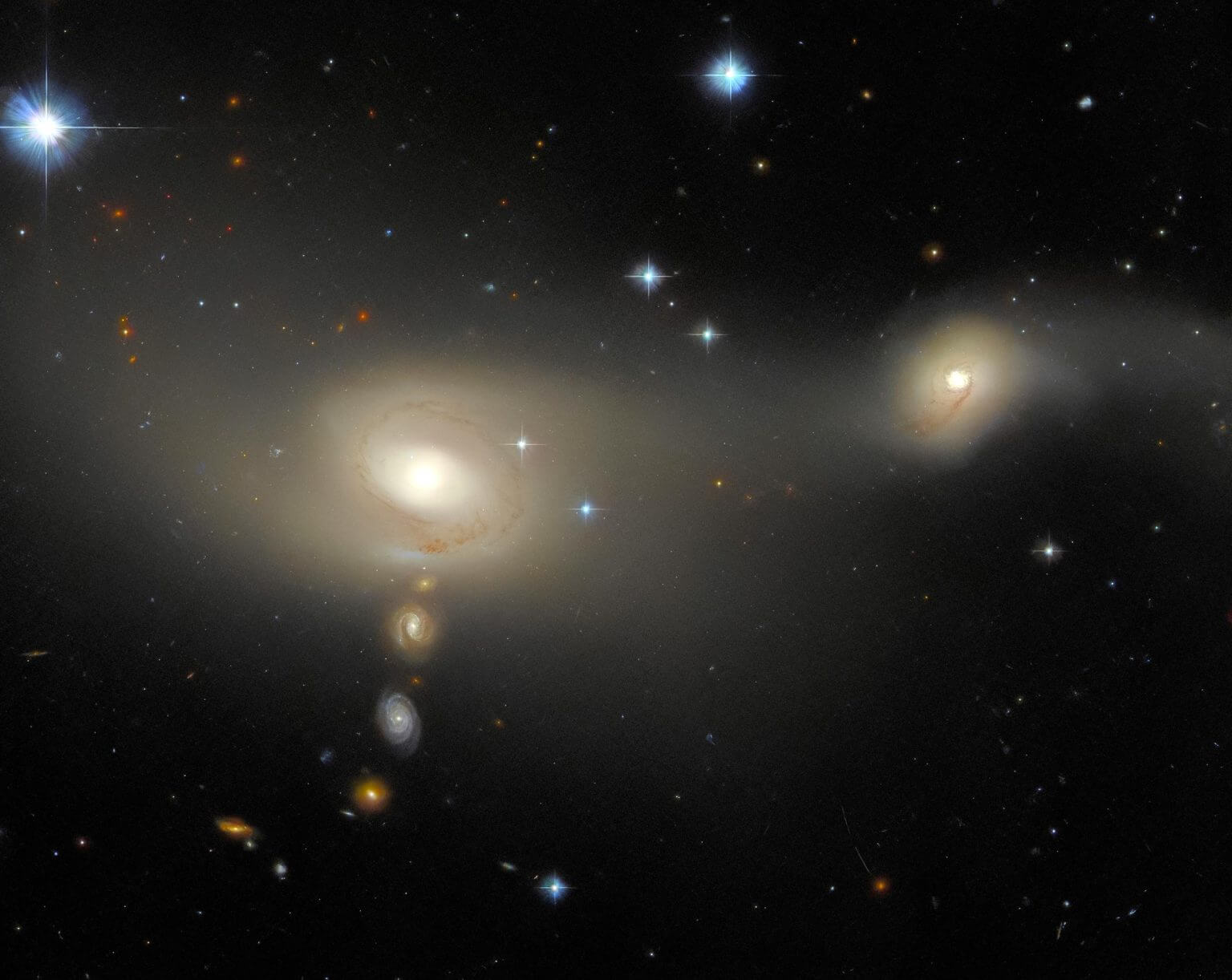 התמונה הזאת שצילם טלסקופ החלל האבל מראה את ארם-מדור 2105-332, מערכת גלקסיות ייחודית בקבוצת מיקרוסקופ. היא ידועה בגלקסיות קווי הפליטה שלה, המצביעות על יצירת כוכבים נמרצת. היא  מופיעה בתמונת השבוע של האבל, ושהשמות ניתנו לגלקסיות באמצעות קואורדינטות אסטרונומיות. קרדיט: ESA/Hubble & NASA, J. Dalcanton, Acknowledgment: L. Shatz