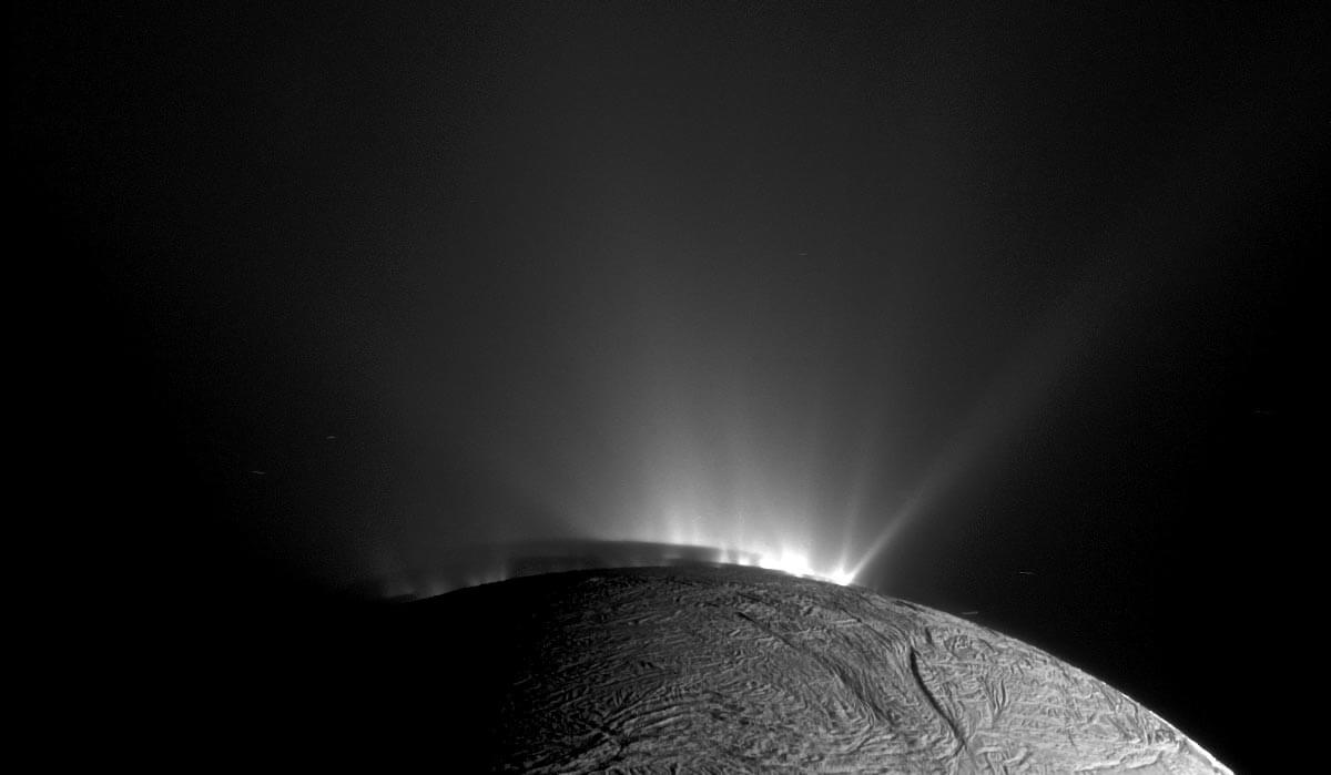 מים מהאוקיינוס התת קרקעי של הירח של שבתאי אנקלדוס נפלטים מסדקים ענקיים לתוך החלל. החללית קסיני של נאס"א, שצילמה את התמונה הזאת ב-2010, דגמה חלקיקי קרח והמדענים ממשיכים לגלות תגליות חדשות מהנתונים. קרדיט: NASA/JPL-Caltech/Space Science Institute