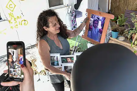 هداس كالديرون مع صورة لابنها إيرز الذي تم اختطافه في غزة مع والده عوفر وشقيقته سحر. تم التقاط الصورة في 30 أكتوبر 2023. وتم إطلاق سراح سحر وإيريز لاحقًا. وما زال عوفر في الأسر. الصورة: لام